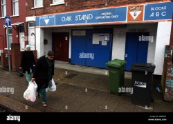 soccer-football-league-luton-town-kenilworth-road-entrance-to-the-GBKD01.jpg